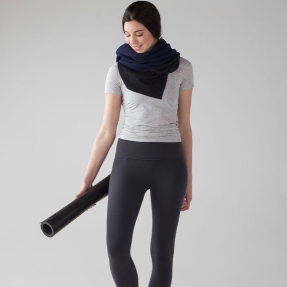 Lululemon Mandala Wrap BLACK - Picture 4 of 5